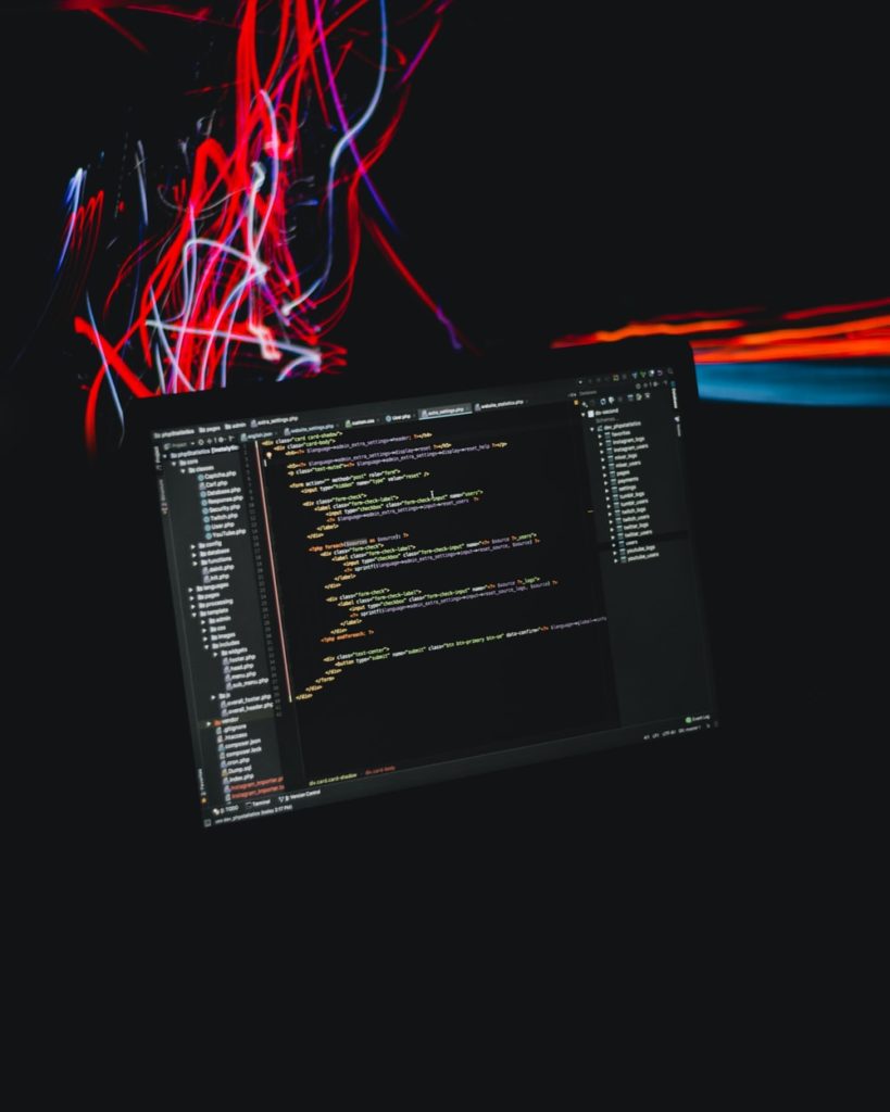 Questa immagine ha l'attributo alt vuoto; il nome del file è Code_Programming-819x1024.jpg